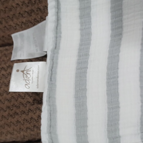 4 Muslin Blankets 3 Aden + Anais 1 with no tag - Picture 4 of 5